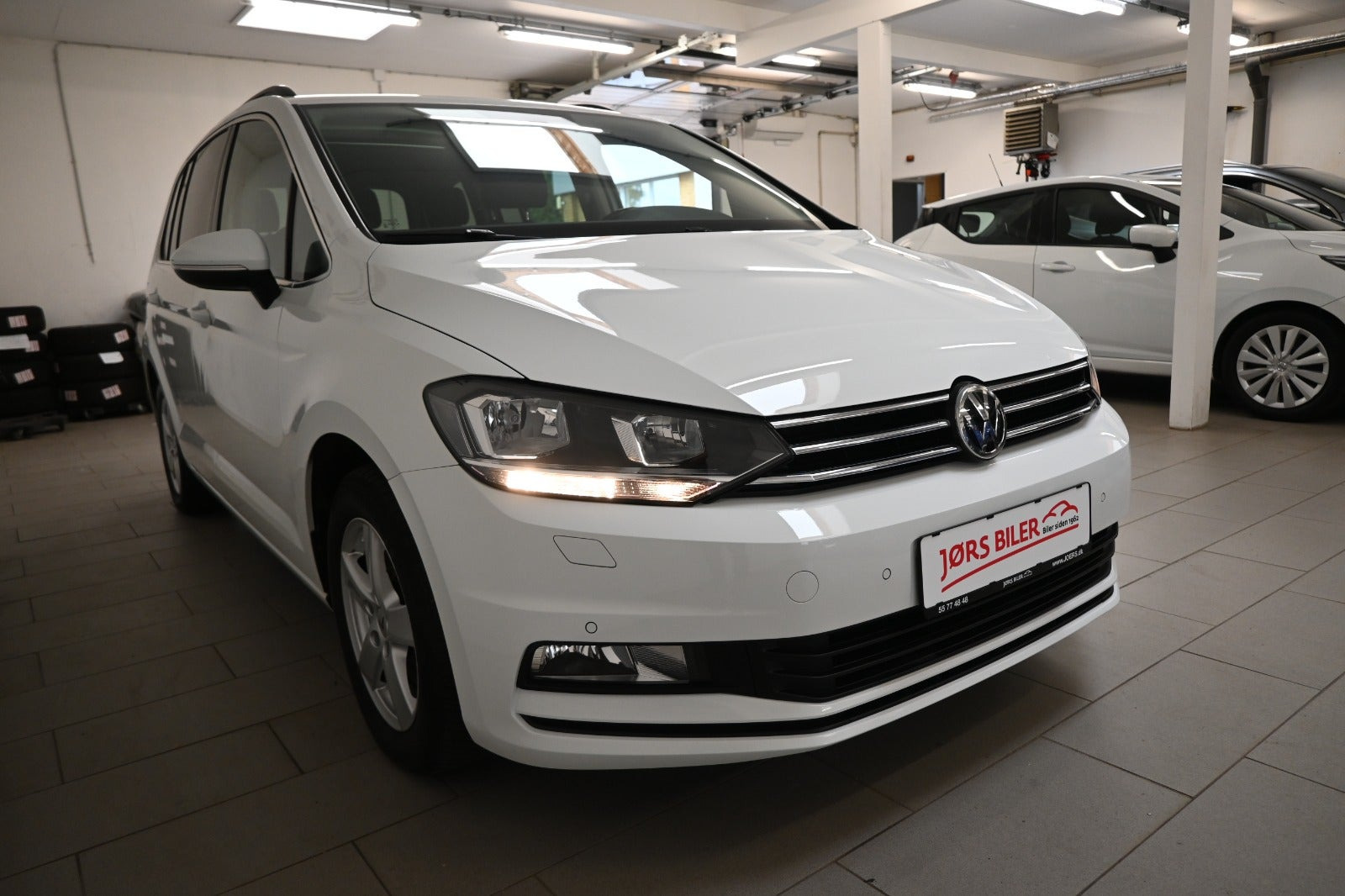 Hvid VW Touran fra 2017