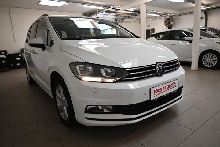 Hvid VW Touran fra 2017