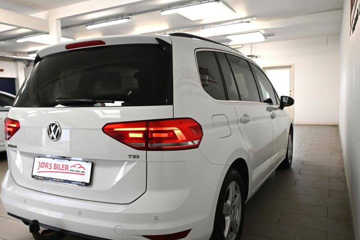 Hvid VW Touran fra 2017