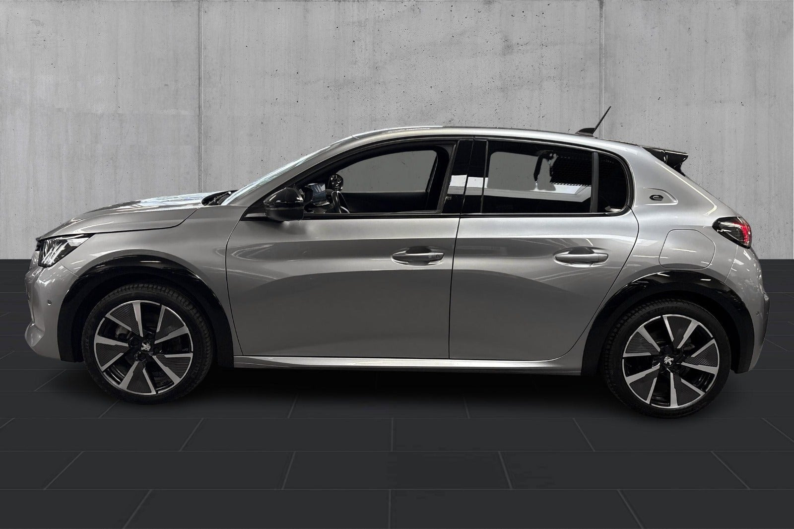 Sølv Peugeot e-208 fra 2021