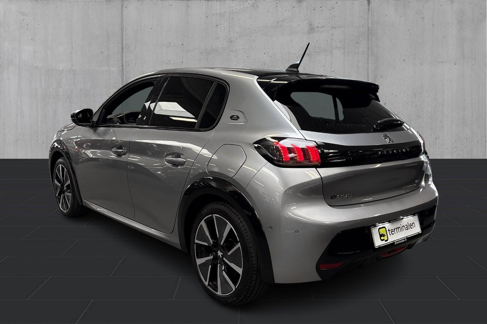 Sølv Peugeot e-208 fra 2021