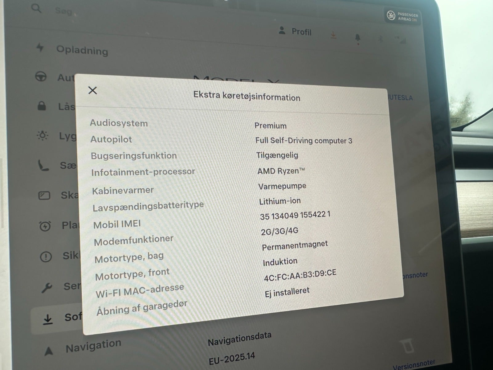 Grå Tesla Model Y fra 2023