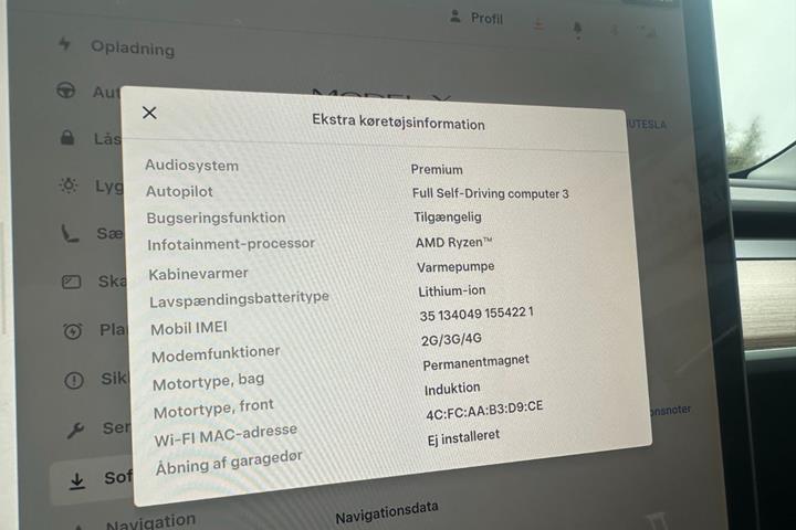 Grå Tesla Model Y fra 2023