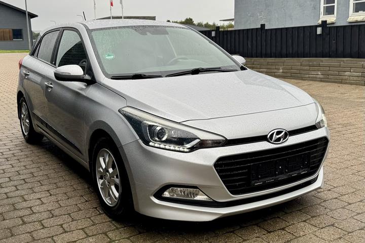 Grå Hyundai i20 fra 2017