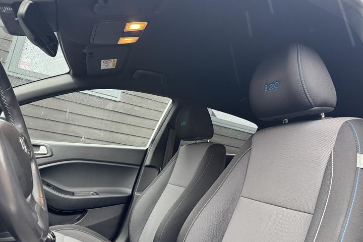Grå Hyundai i20 fra 2017