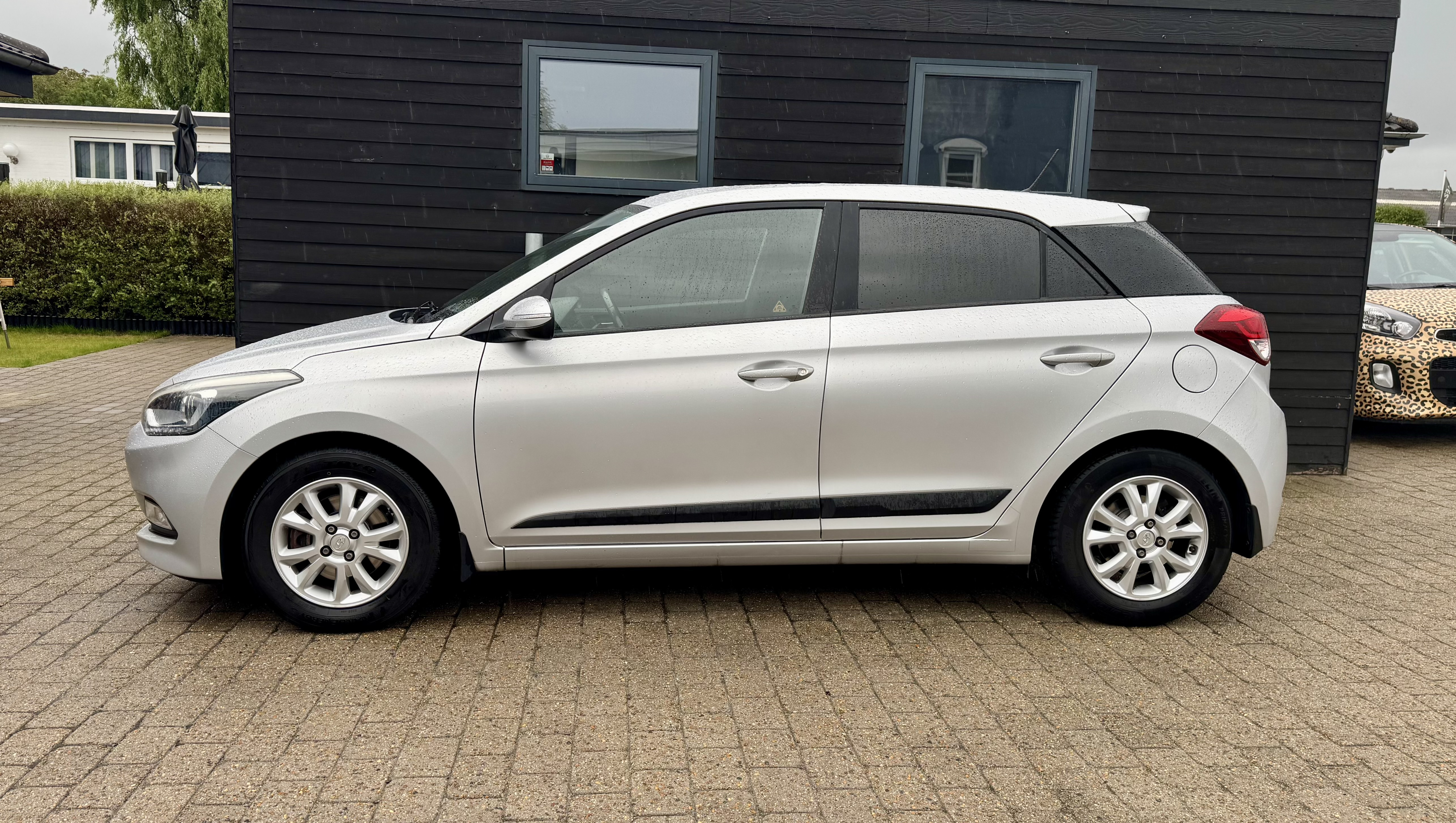 Grå Hyundai i20 fra 2017
