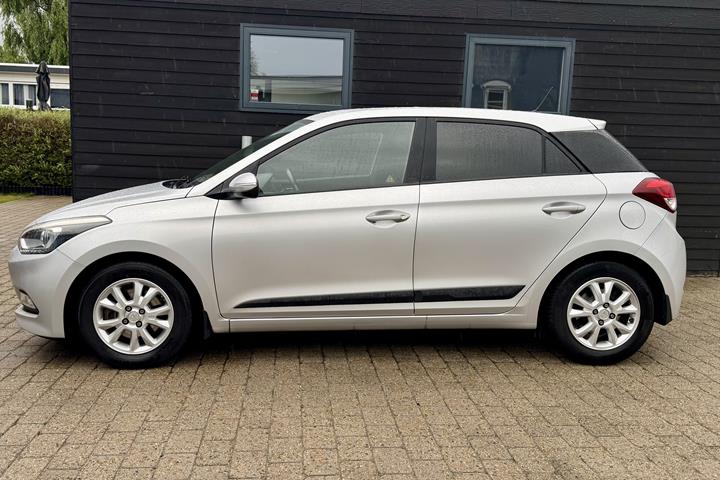 Grå Hyundai i20 fra 2017