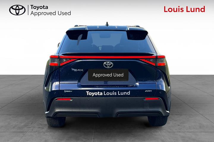 Blå Toyota BZ4X fra 2026