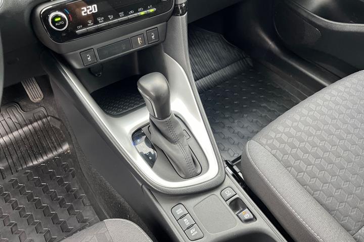 Bronze Toyota Yaris fra 2023