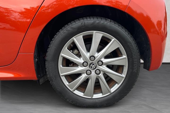 Bronze Toyota Yaris fra 2023