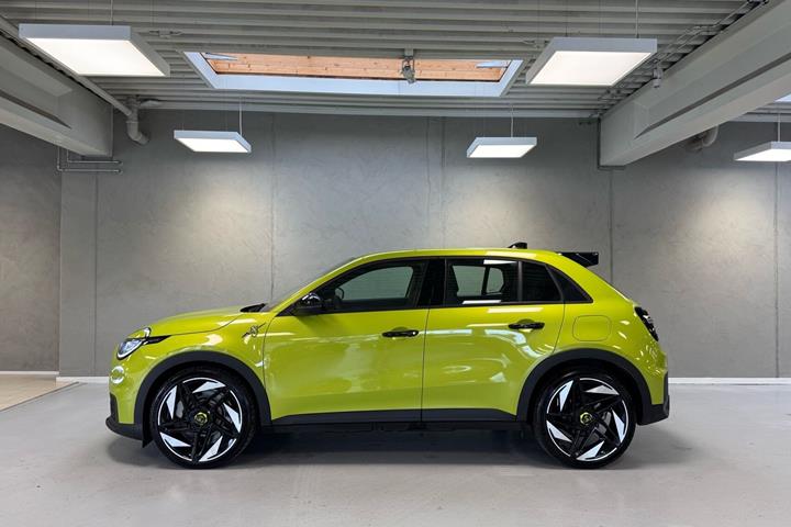 Grøn Abarth 600e fra 2025