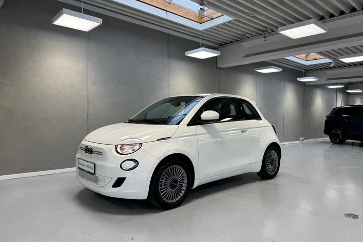 Hvid Fiat 500e fra 2023