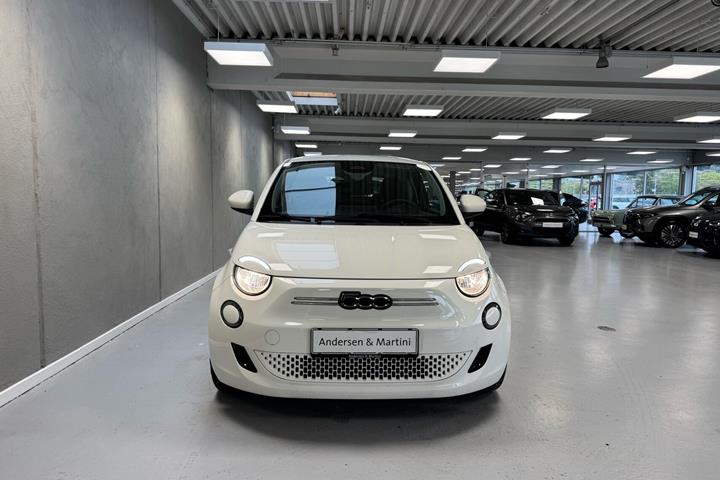 Hvid Fiat 500e fra 2023