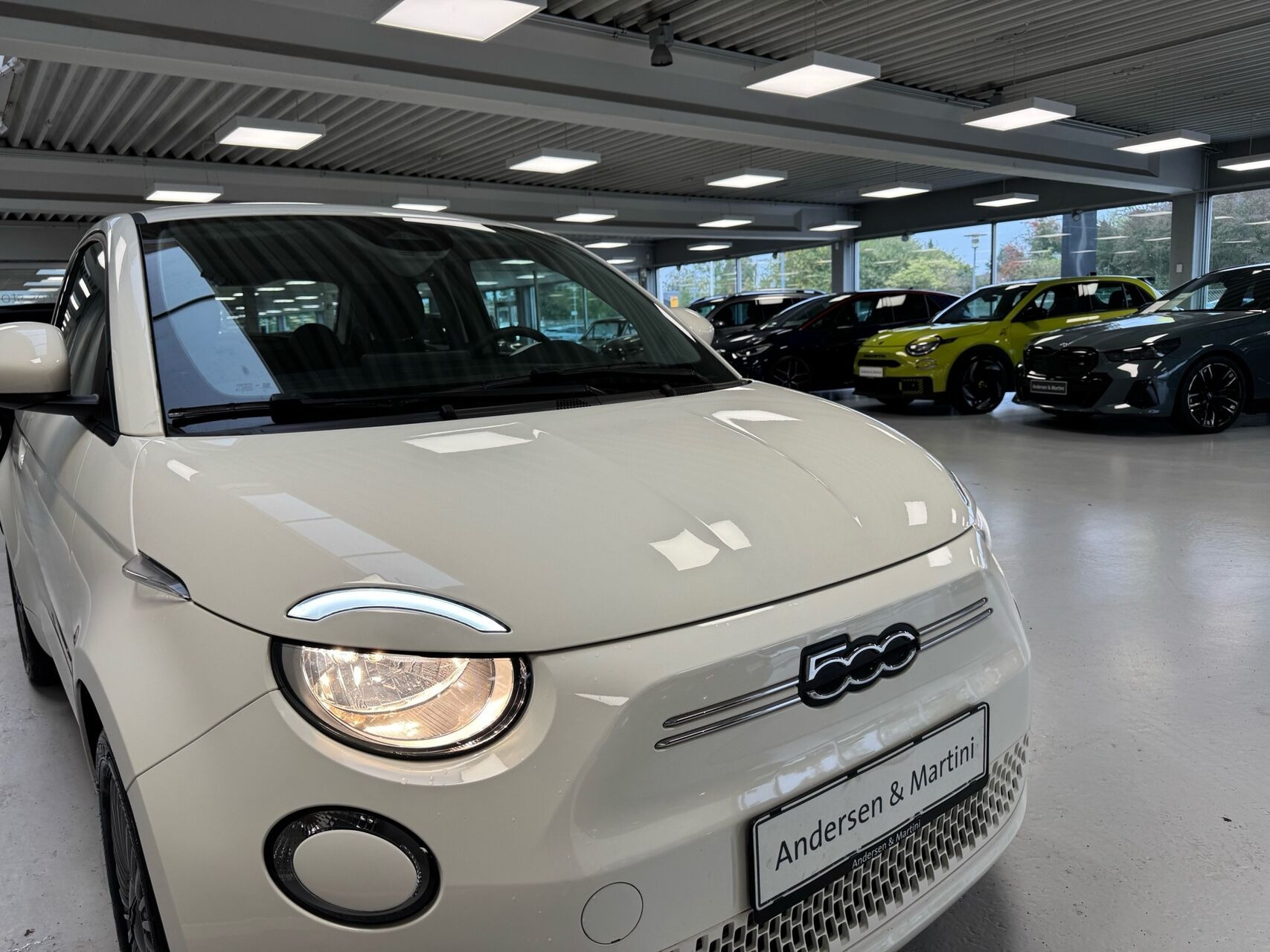 Hvid Fiat 500e fra 2023