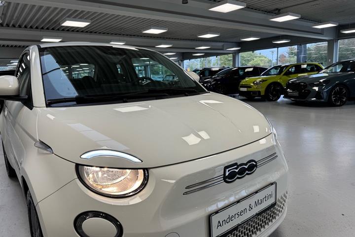 Hvid Fiat 500e fra 2023