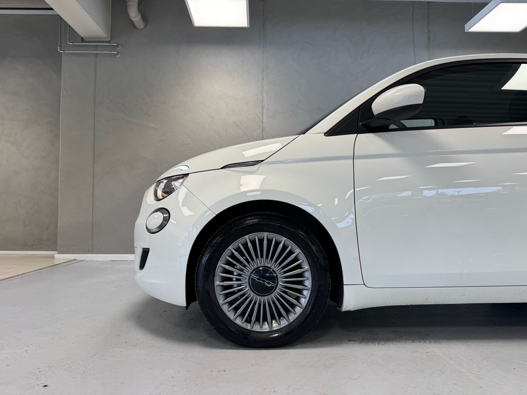 Hvid Fiat 500e fra 2023
