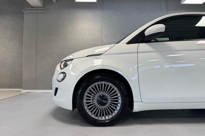 Hvid Fiat 500e fra 2023