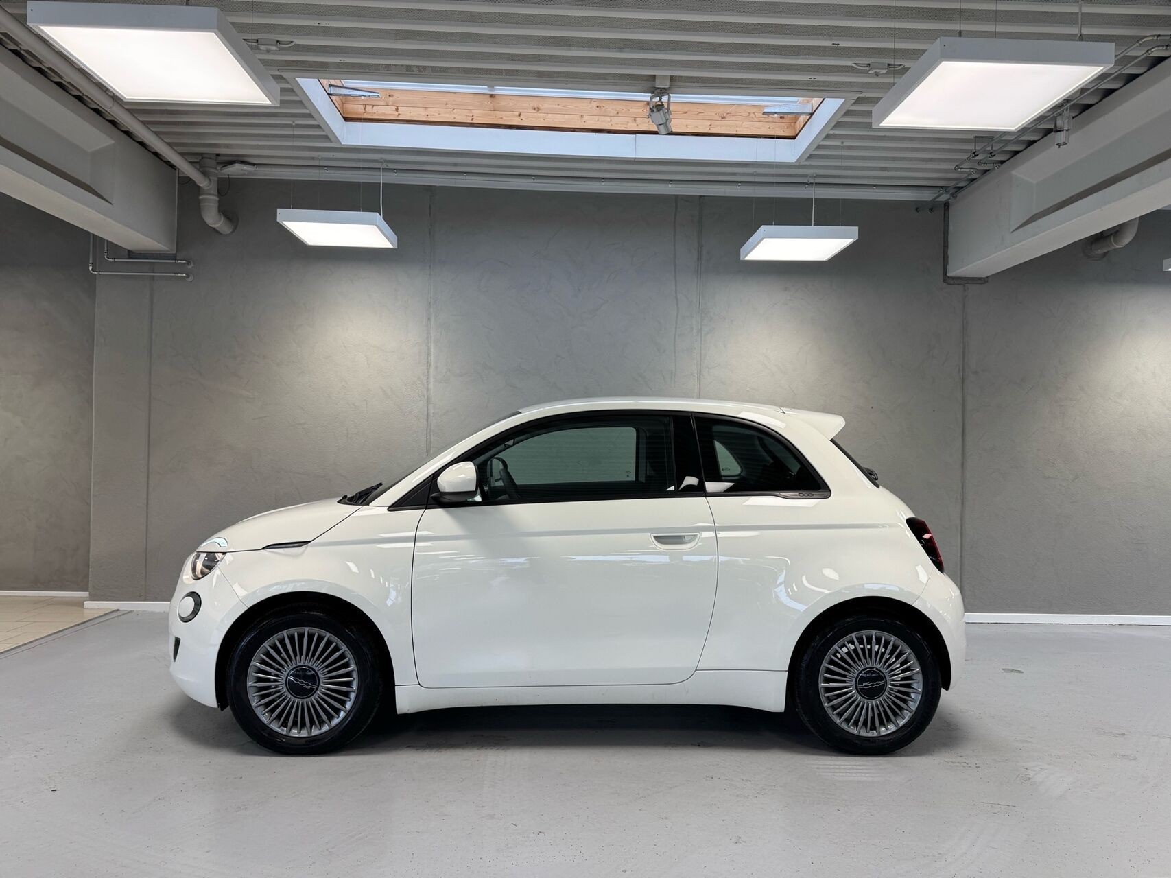 Hvid Fiat 500e fra 2023