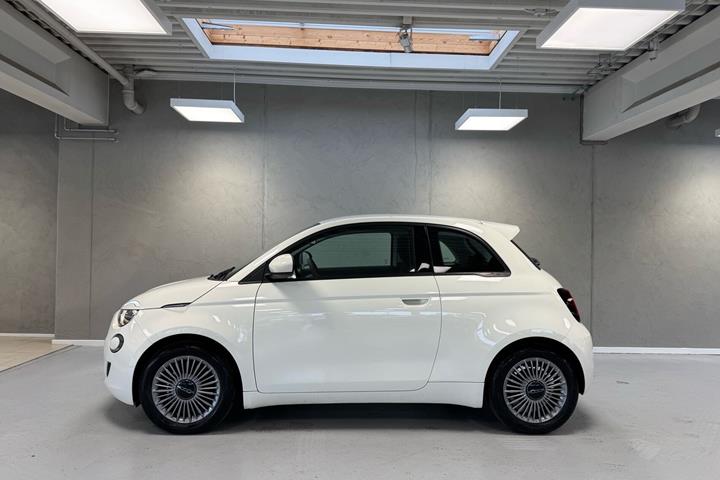 Hvid Fiat 500e fra 2023
