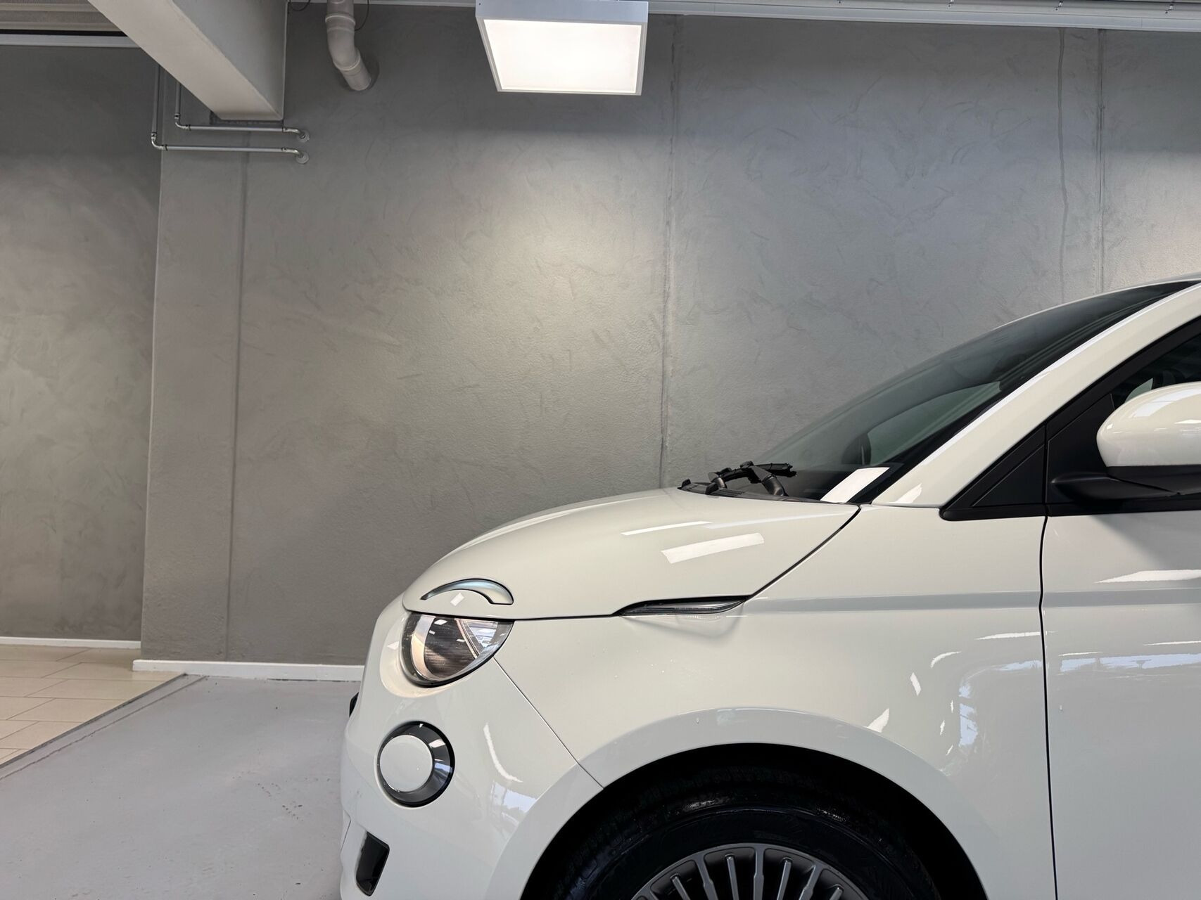 Hvid Fiat 500e fra 2023