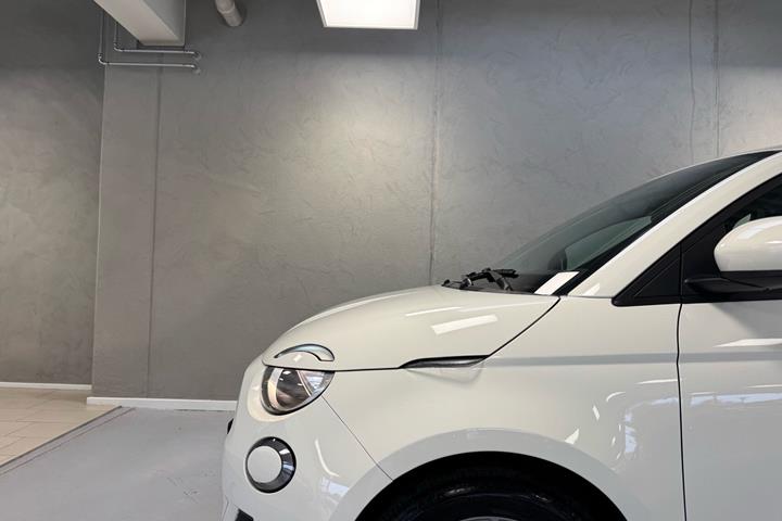Hvid Fiat 500e fra 2023