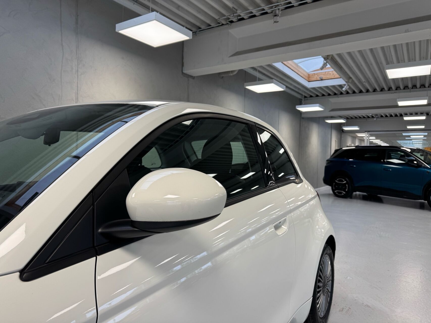 Hvid Fiat 500e fra 2023