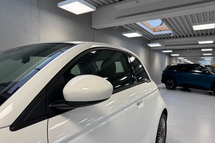 Hvid Fiat 500e fra 2023