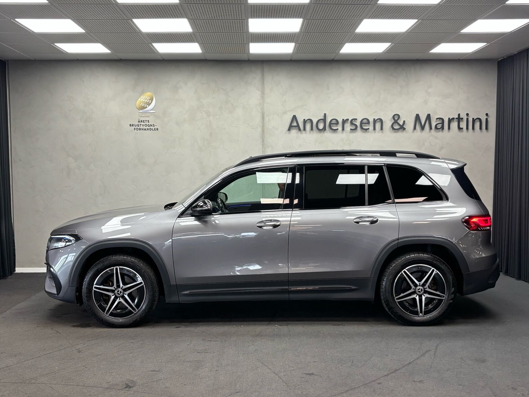 Grå Mercedes EQB250 fra 2023