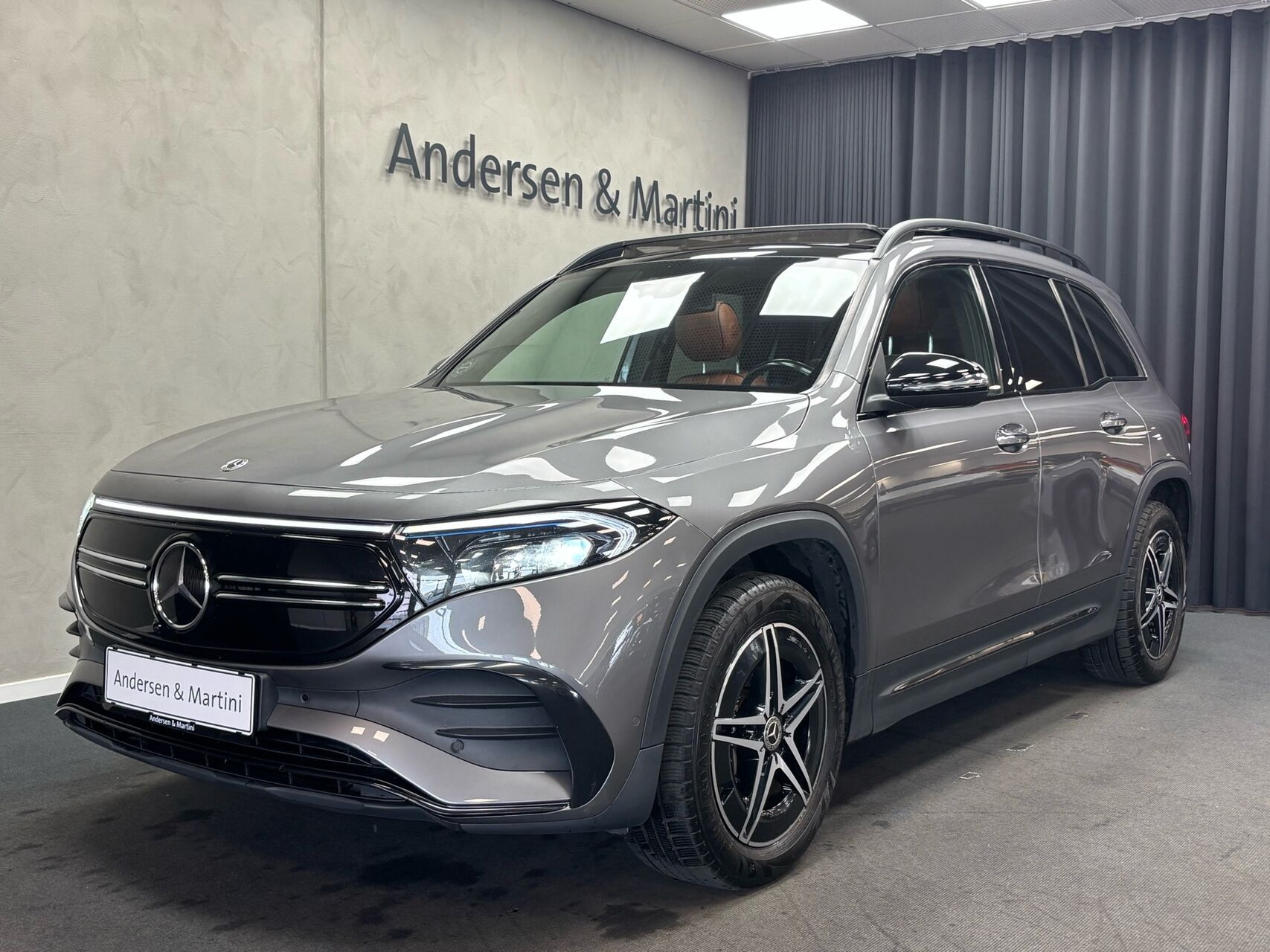 Grå Mercedes EQB250 fra 2023