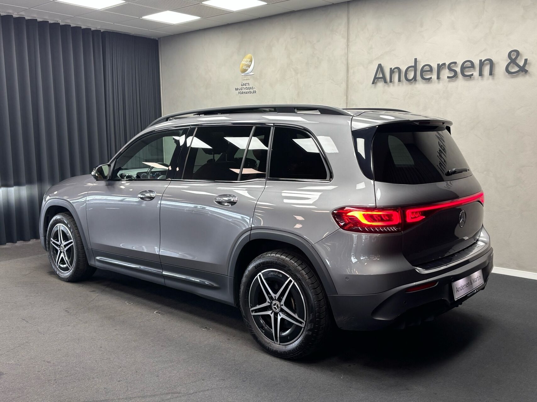 Grå Mercedes EQB250 fra 2023