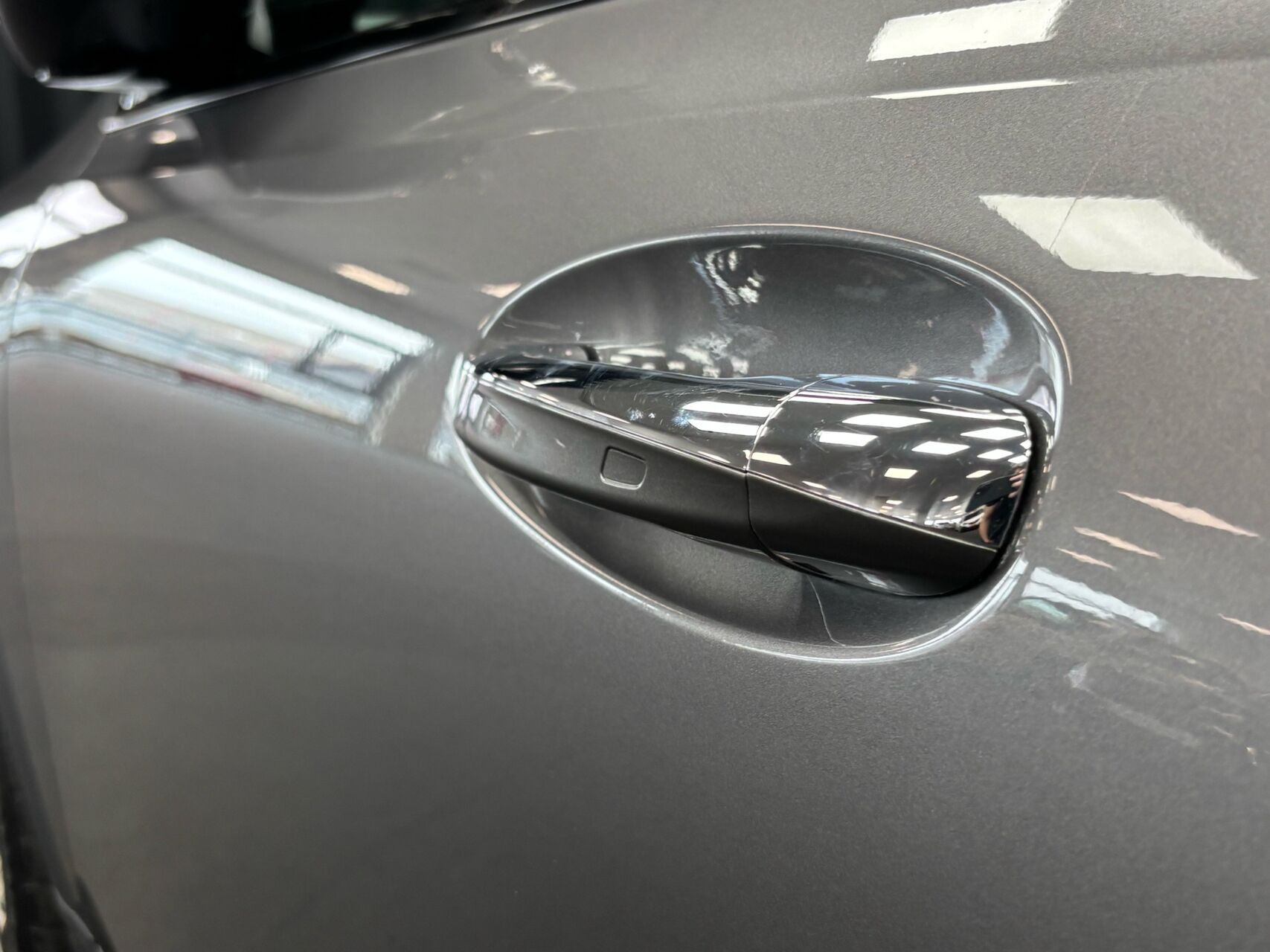 Grå Mercedes EQB250 fra 2023