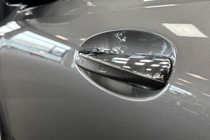 Grå Mercedes EQB250 fra 2023