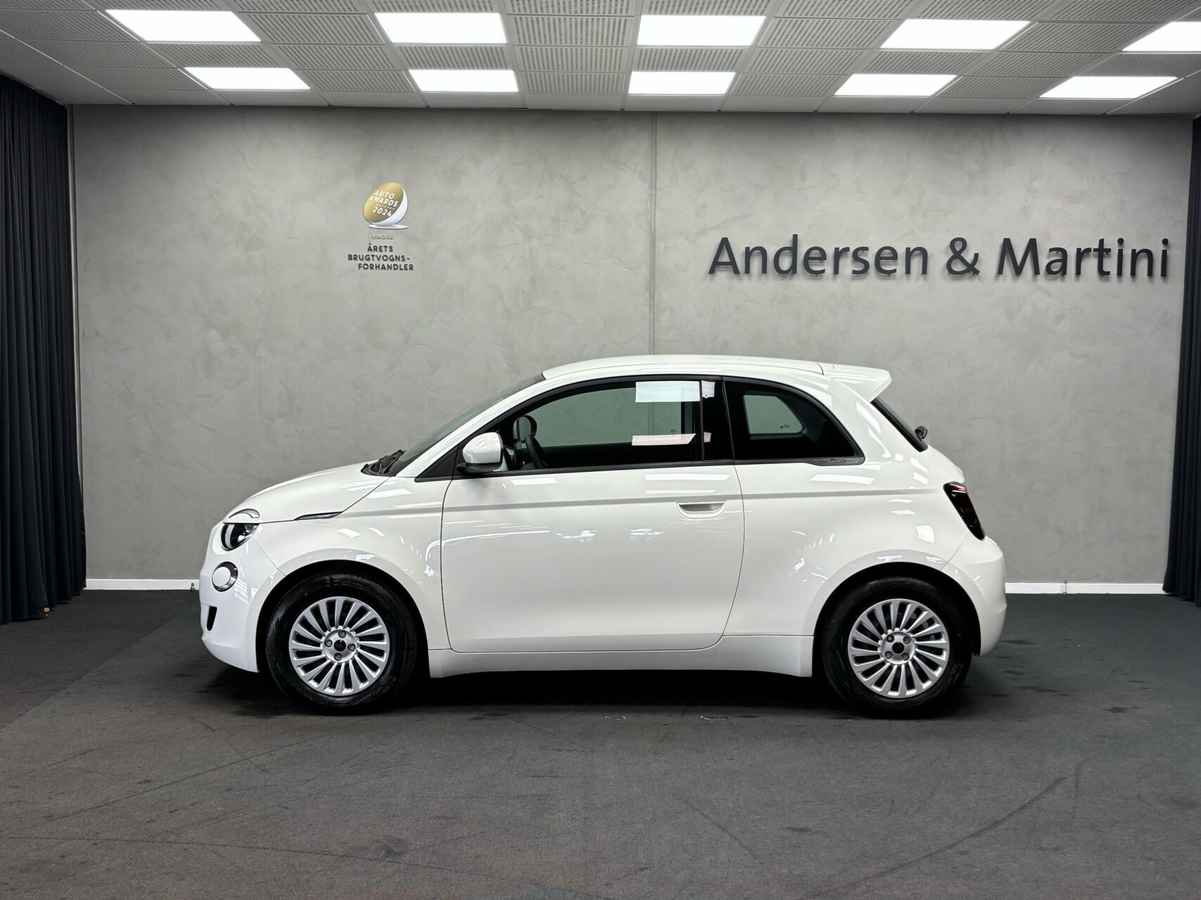 Hvid Fiat 500e fra 2023