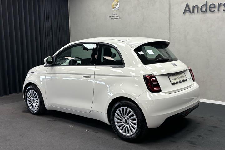 Hvid Fiat 500e fra 2023