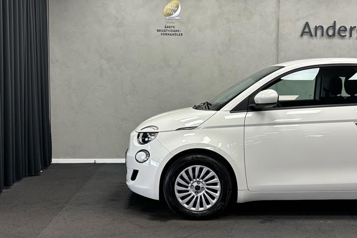 Hvid Fiat 500e fra 2023