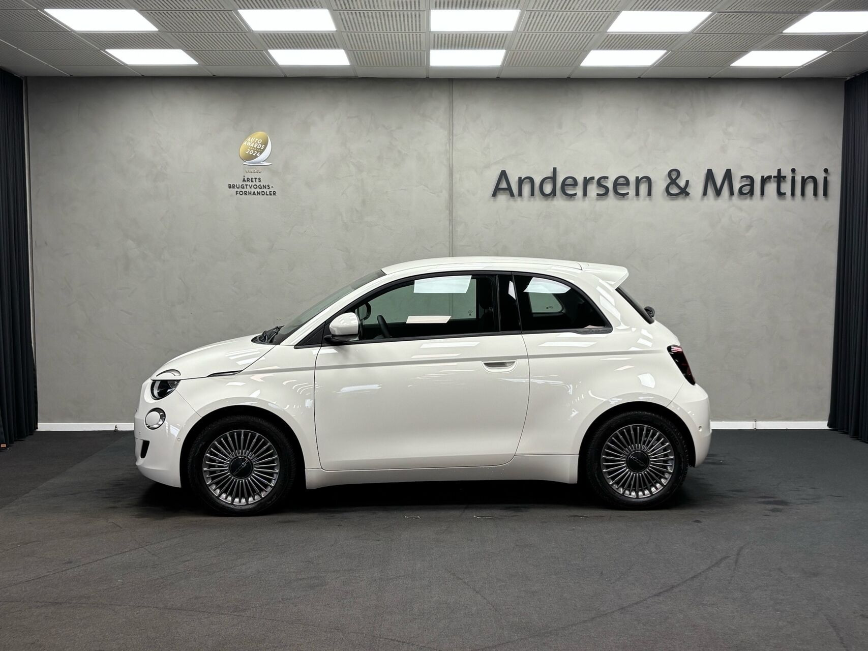 Hvid Fiat 500e fra 2023