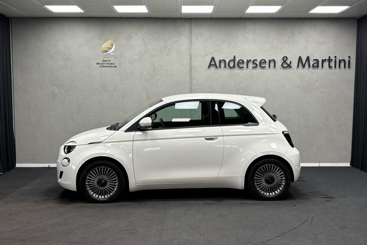 Hvid Fiat 500e fra 2023