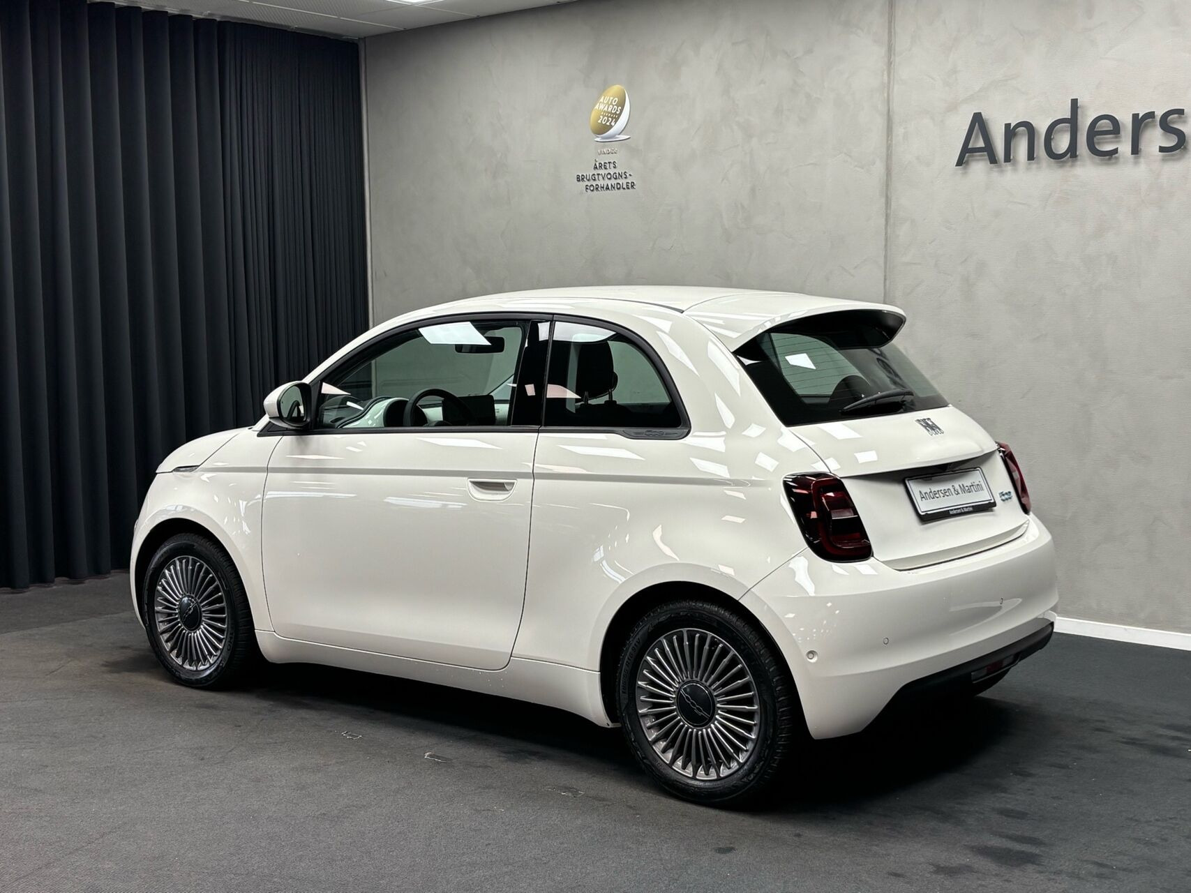 Hvid Fiat 500e fra 2023