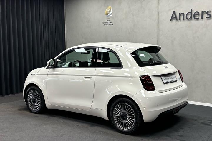 Hvid Fiat 500e fra 2023