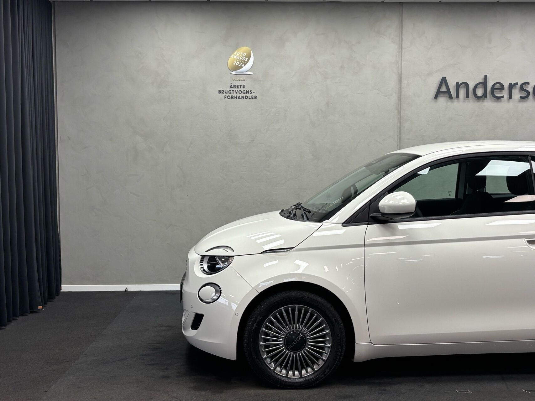 Hvid Fiat 500e fra 2023