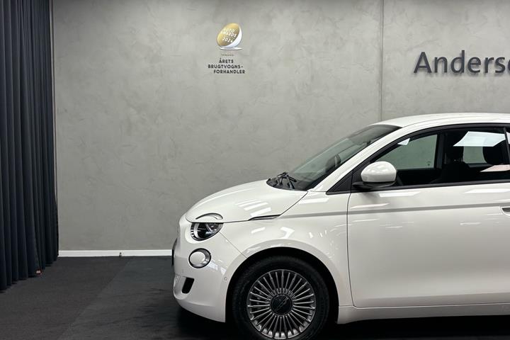 Hvid Fiat 500e fra 2023