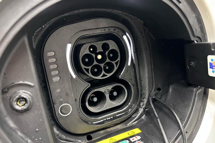 Hvid Fiat 500e fra 2023