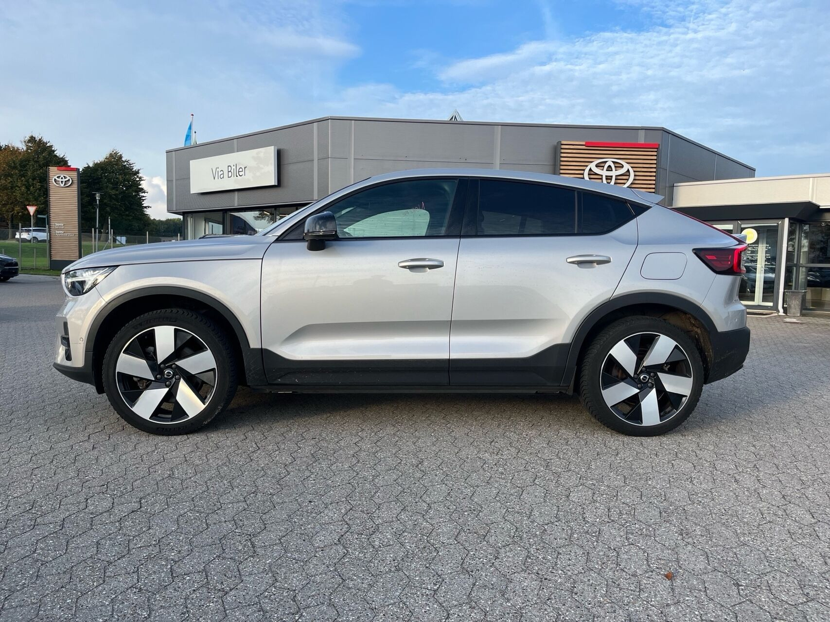 Grå Volvo C40 fra 2023