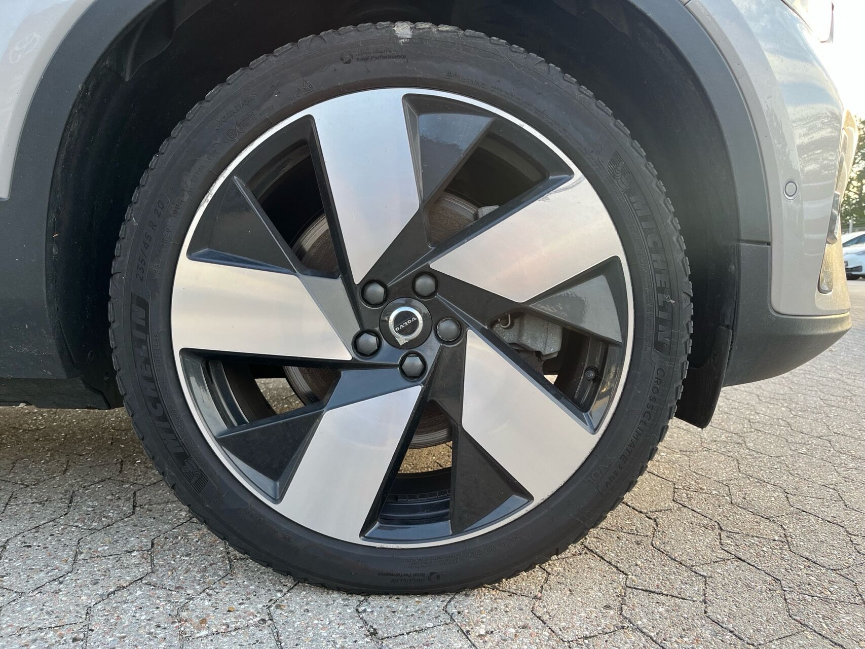 Grå Volvo C40 fra 2023