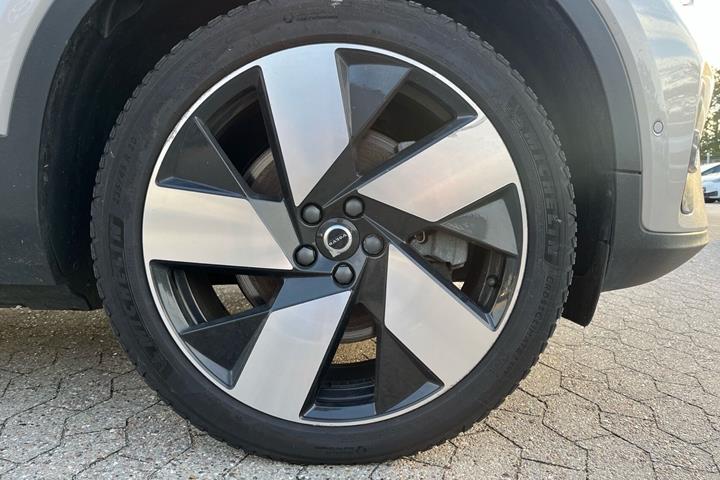 Grå Volvo C40 fra 2023
