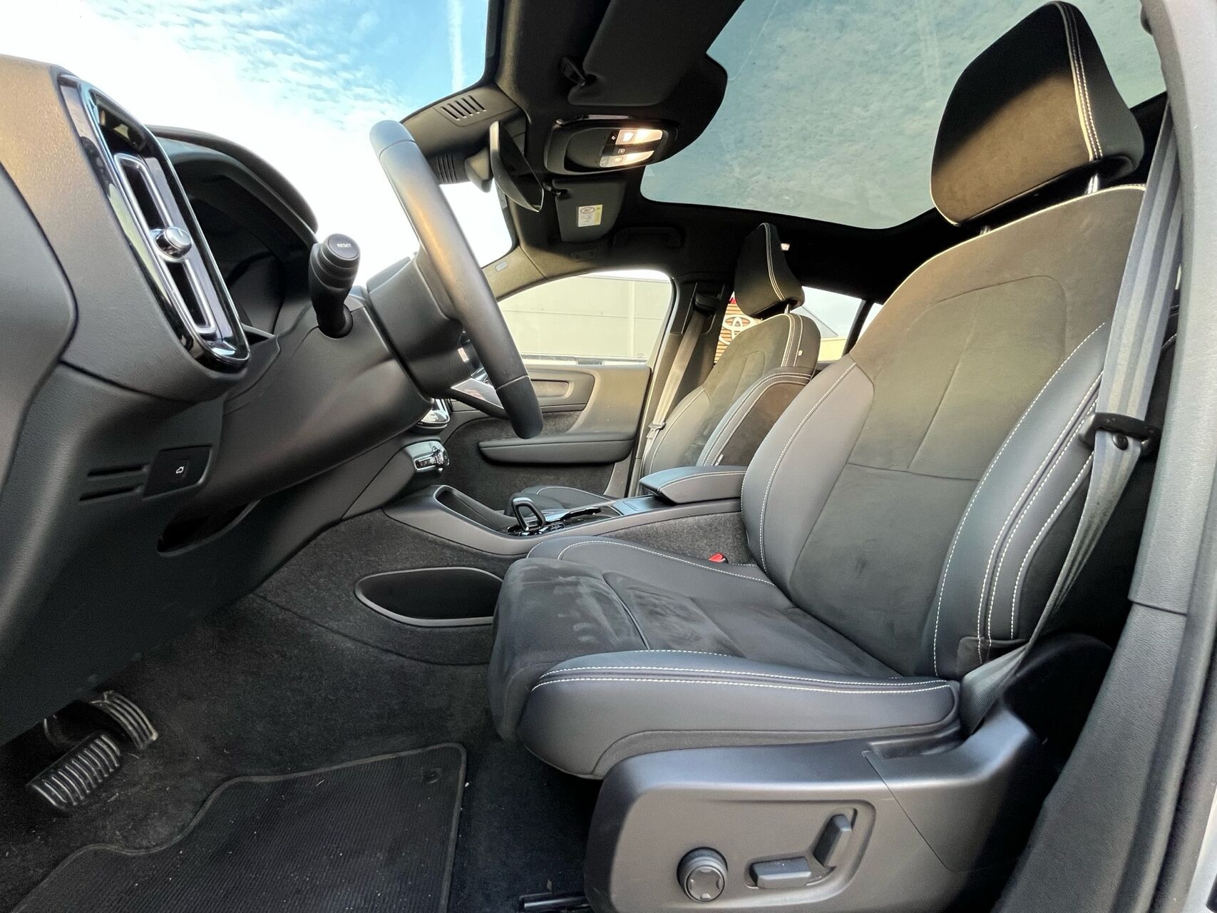 Grå Volvo C40 fra 2023
