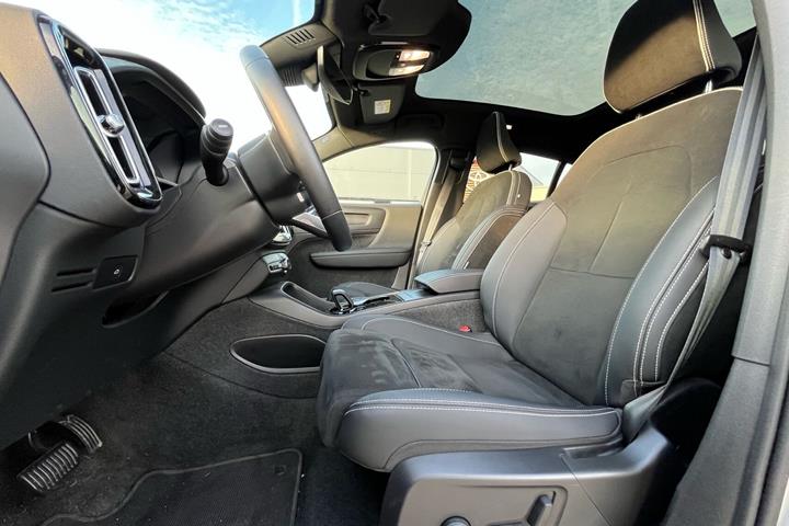 Grå Volvo C40 fra 2023