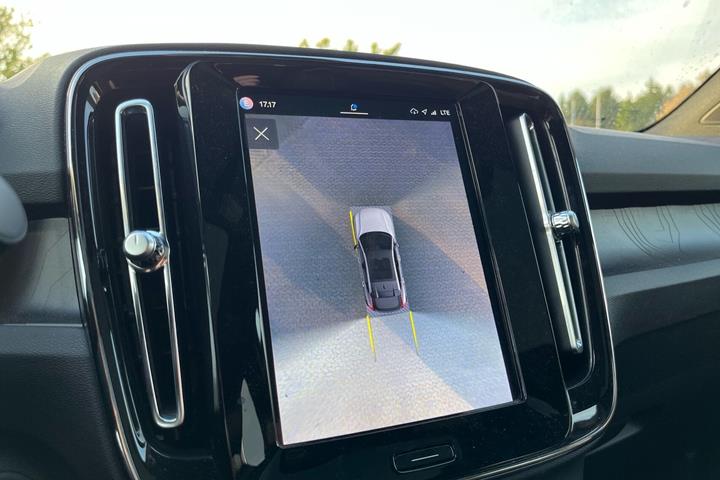 Grå Volvo C40 fra 2023