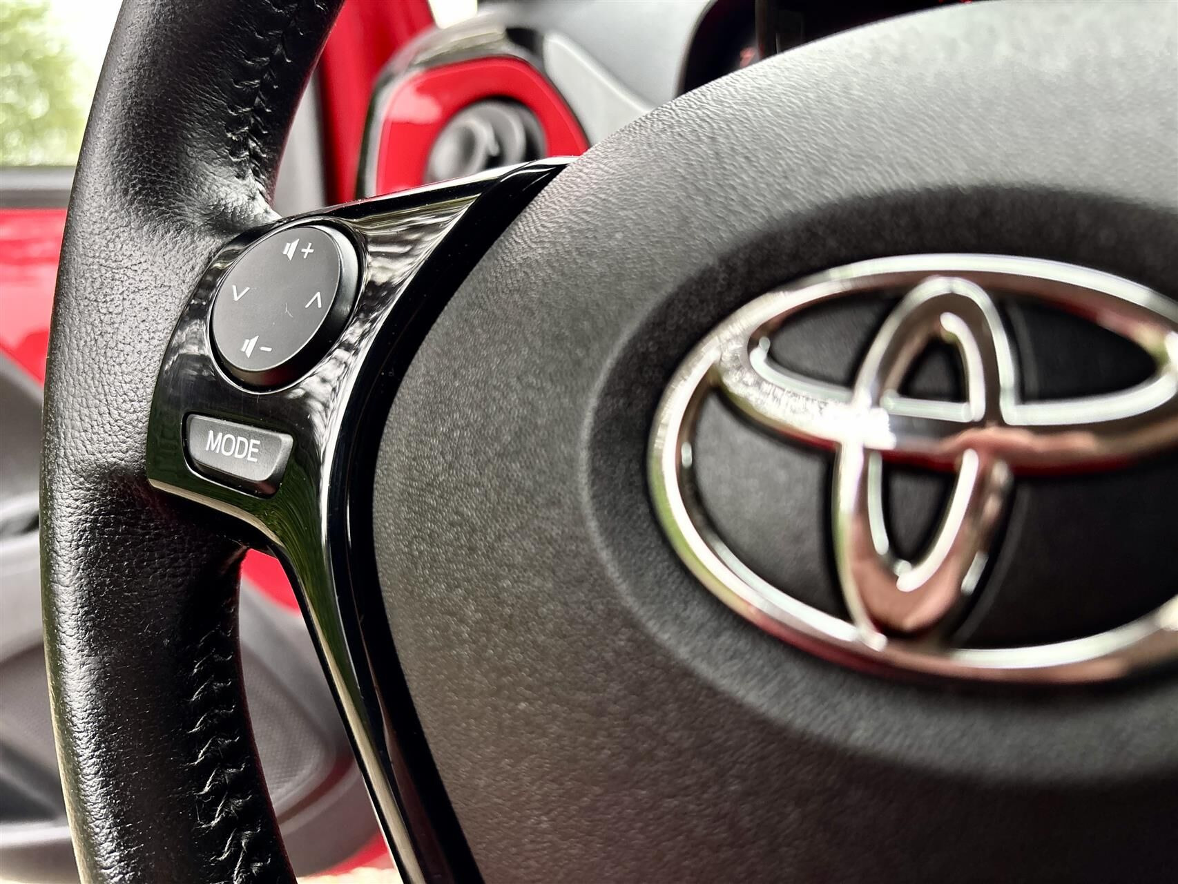 Rød Toyota Aygo fra 2017