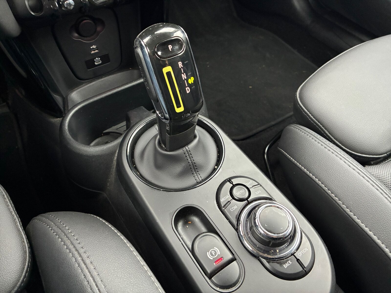 Rød Mini Cooper fra 2023
